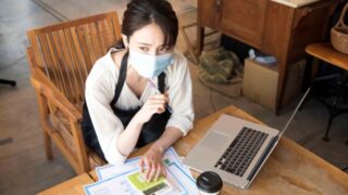 悩む女性経営者