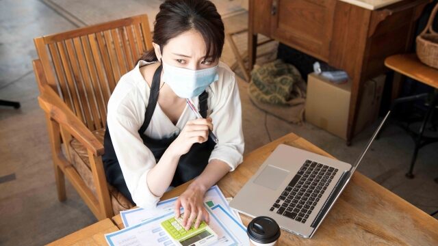 悩む女性経営者