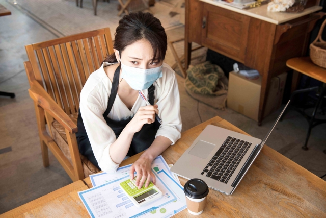 悩む女性経営者